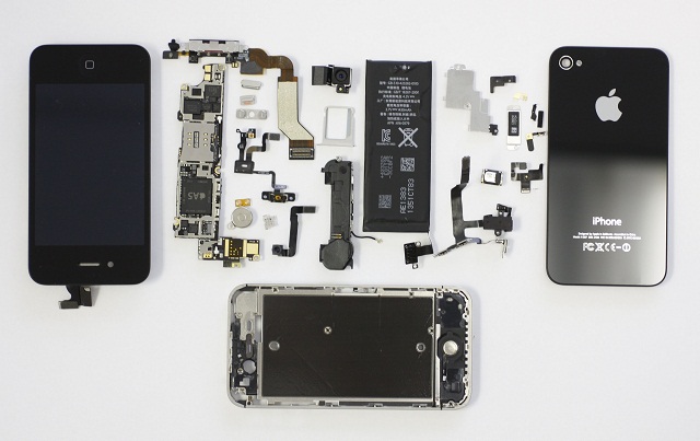 iPhone 4/4s có thiết kế vỏ chia làm 2 bộ phận là sườn bằng kim loại và nắp lưng sau nên việc thay vỏ mất nhiều thời gian hơn