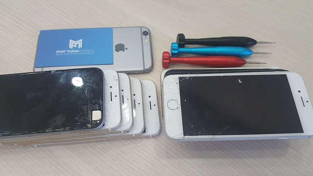 Phần kính bị vỡ hoặc nứt do người dùng iPhone làm rơi máy