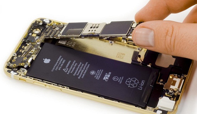 Tháo bo mạch iPhone bị rớt nước ra để xác định khu vực thấm nước