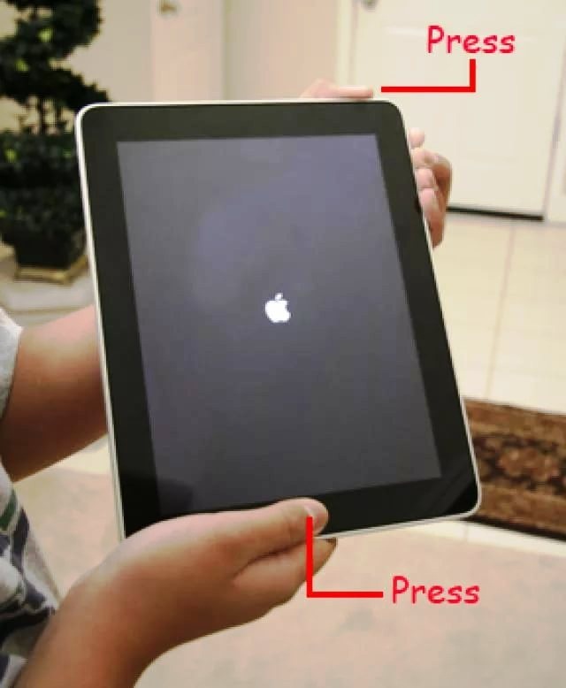 Ấn nút Home và phím nguồn cùng lúc để kích hoạt màn hình iPad