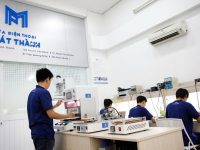 Kỹ thuật Phát Thành đang ép kính iPhone