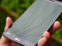 Mặt kính điện thoại LG bị nứt do người dùng làm rơi máy