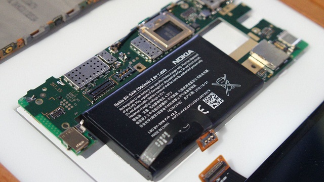 Thay mới pin Nokia để có thể sử dụng điện thoại ổn định hơn
