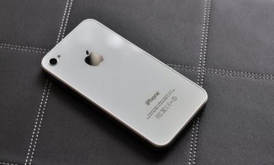 iPhone vỏ trắng rất dễ bám bụi bẩn
