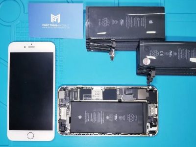 iPhone được tháo ra để thay pin tại Phát Thành